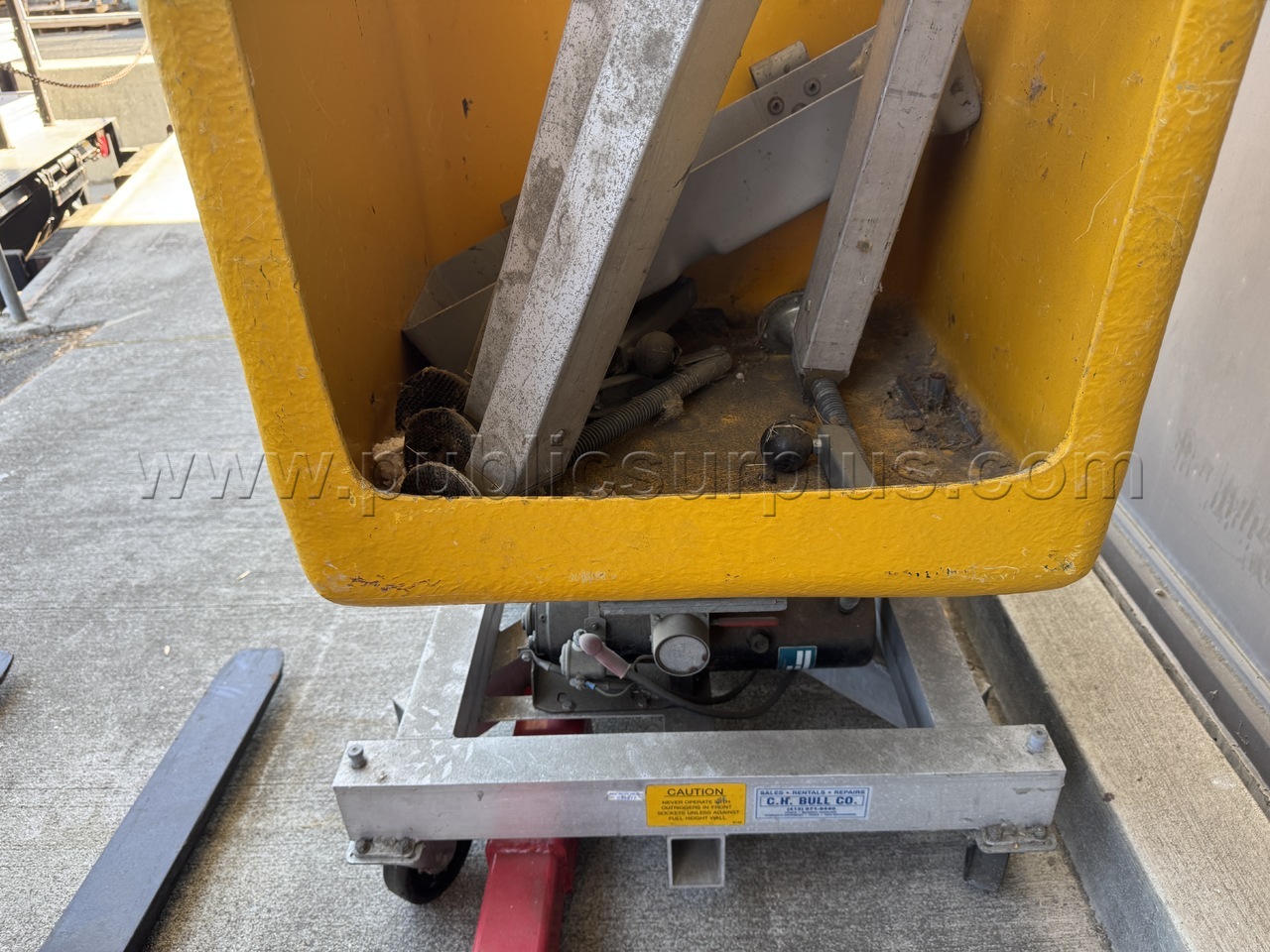 Genie Lift PLC-24 compact, push-around vertical personnel lift Genie  Government Surplus Auction - Photo #6