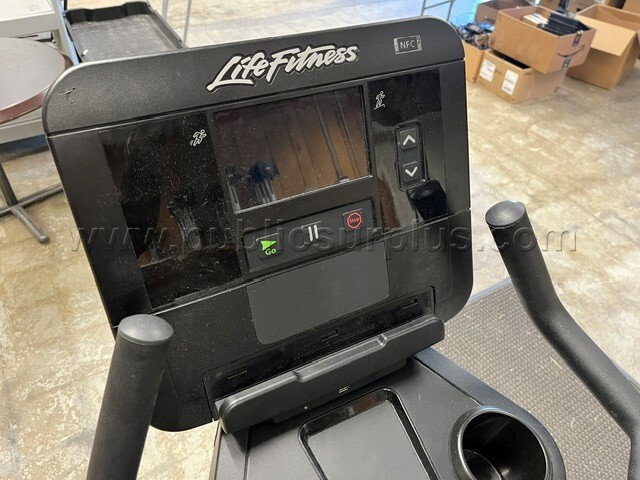Life Fitness Club Series Upright Lifecycle Exercise Bike (CSLU)   Government Surplus Auction - Photo #3