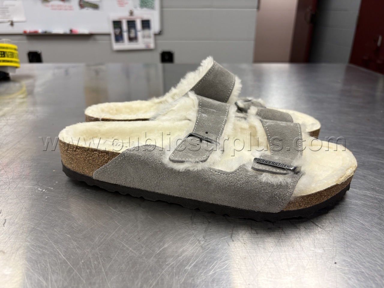 Birkenstock Arizona Shearling (Women) Slides; Size 42   Government Surplus Auction - Photo #3